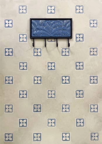 wieszak na ścianie z płytek ceramicznych